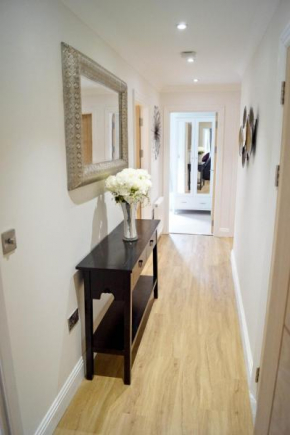 Modern 2 bedroom central property with private parking